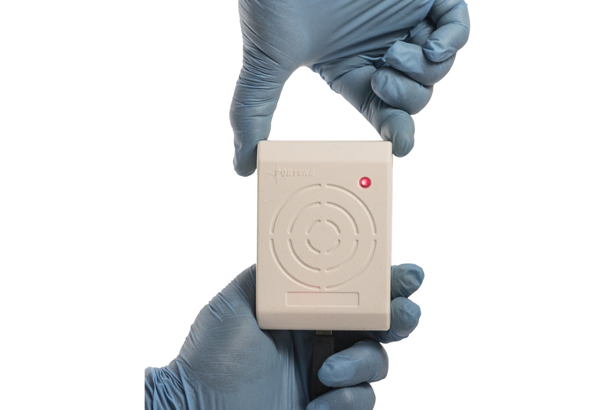 Micro Smart Reader Front Hand PNG2